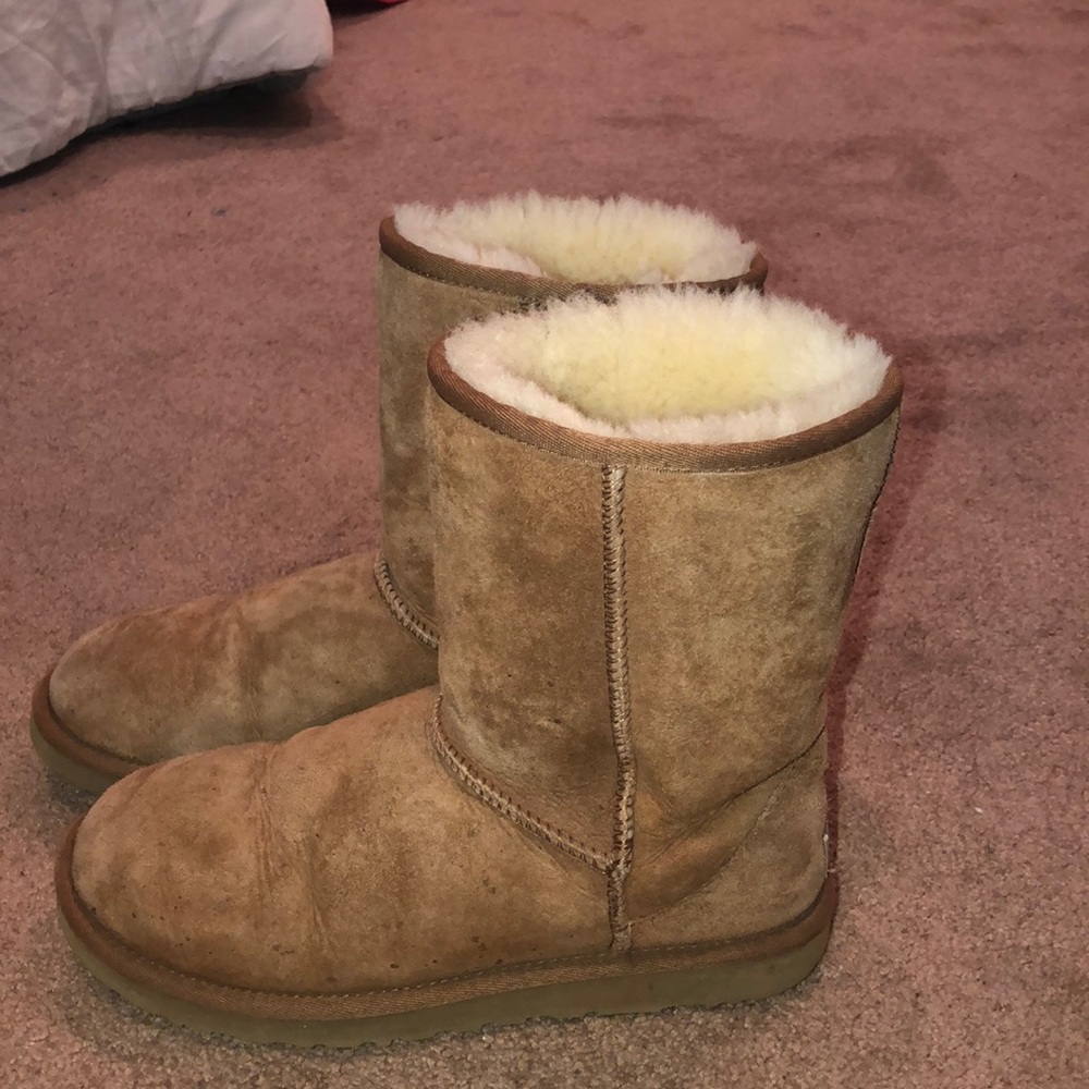 UGGS SIZE 7 - Picture 2 of 3